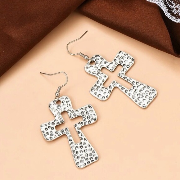 🤩 Hammered Hollow Silver Cross Earrings NWT - Picture 3 of 5